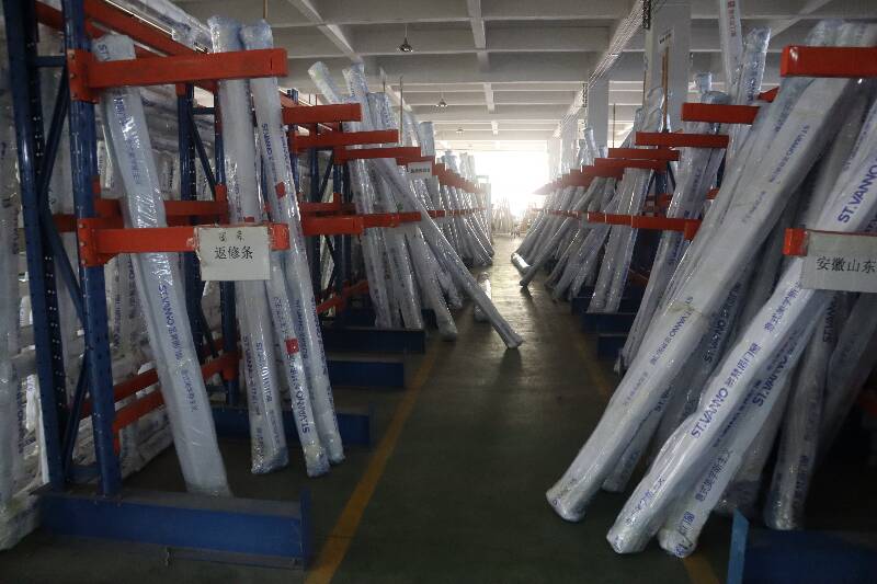 懸臂閣樓貨架底部靠放的門窗原材料