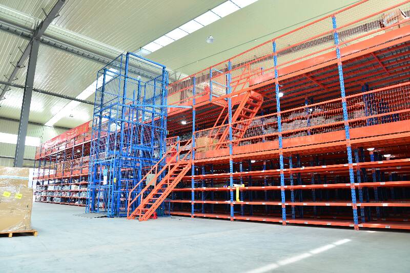 閣樓貨架帶固定樓梯和上下電梯