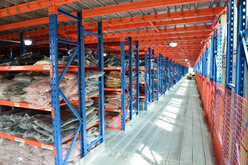 閣樓貨架底部通道